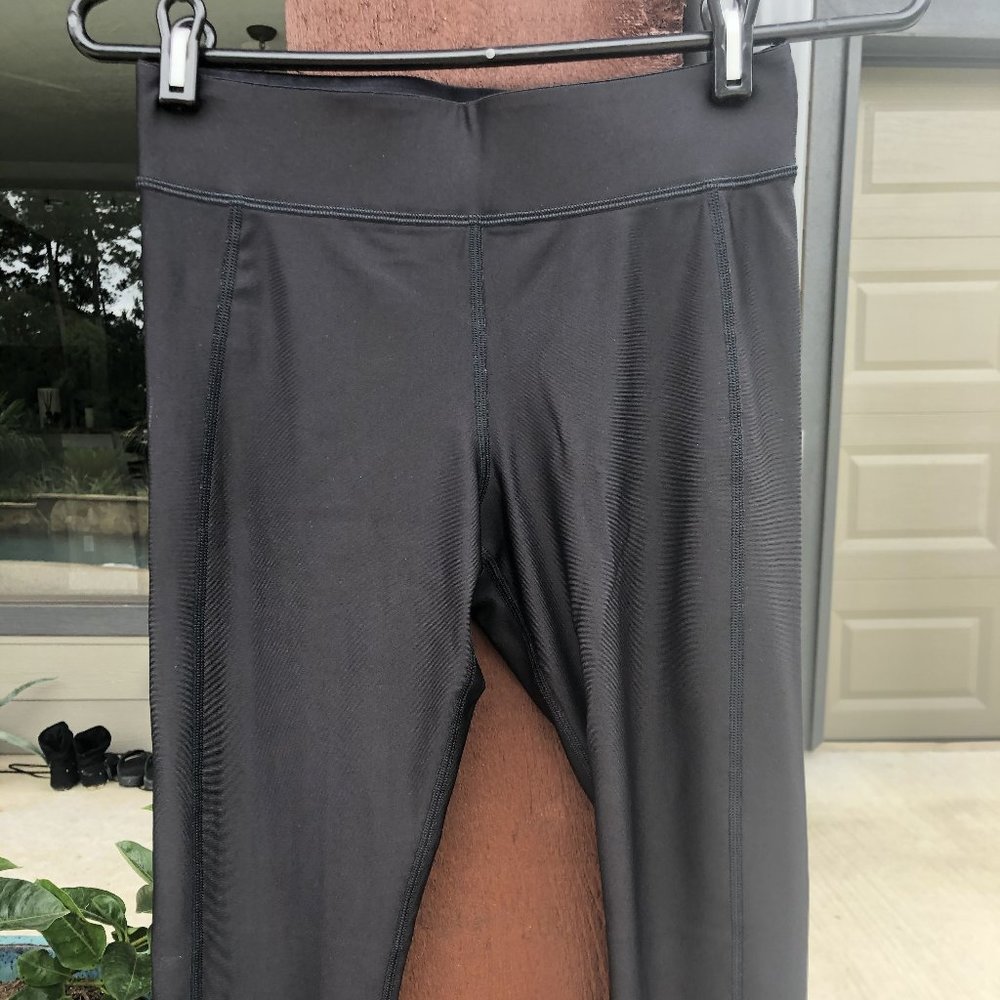 Never worn Under Armour Compression Capri Workout